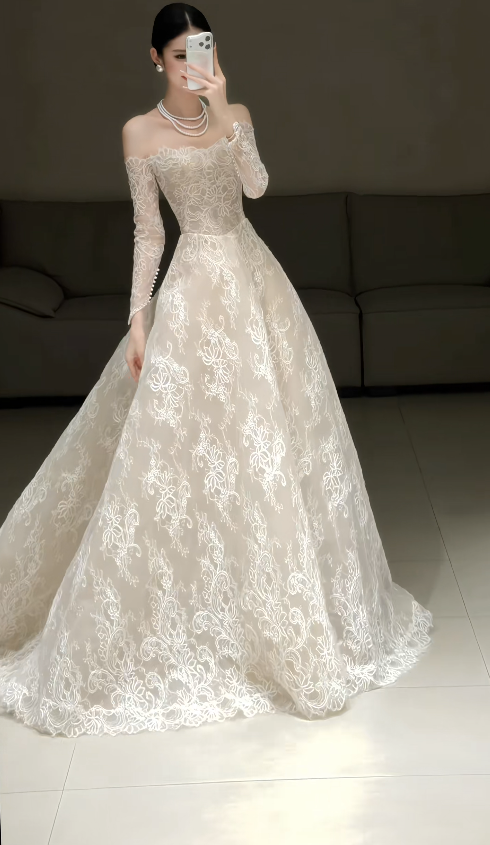 Robe de mariée blanche intemporelle de coupe trapèze avec appliqués en dentelle ED12175