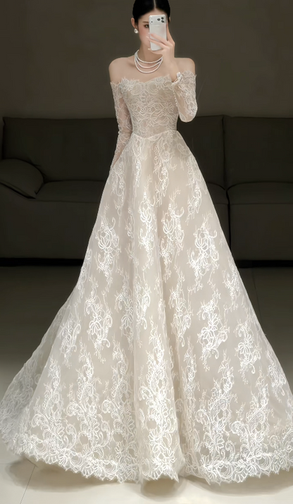 Robe de mariée blanche intemporelle de coupe trapèze avec appliqués en dentelle ED12175