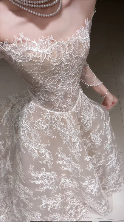 Robe de mariée blanche intemporelle de coupe trapèze avec appliqués en dentelle ED12175