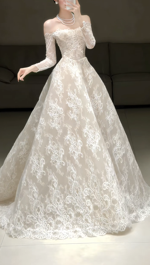 Robe de mariée blanche intemporelle de coupe trapèze avec appliqués en dentelle ED12175