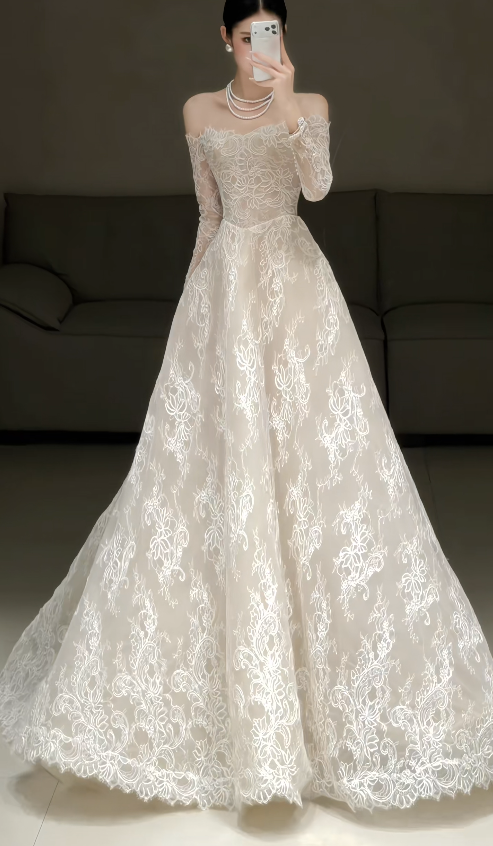 Robe de mariée blanche intemporelle de coupe trapèze avec appliqués en dentelle ED12175