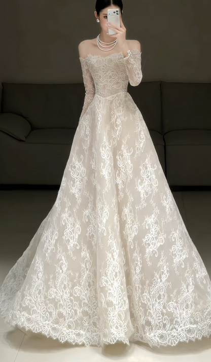 Robe de mariée blanche intemporelle de coupe trapèze avec appliqués en dentelle ED12175