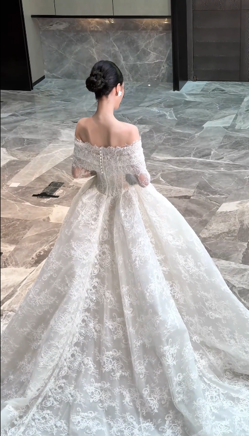 Robe de mariée blanche intemporelle de coupe trapèze en dentelle perlée ED12176