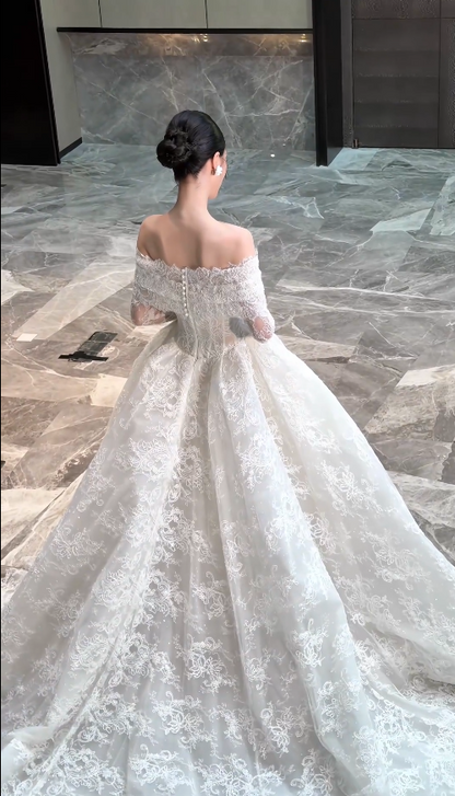 Robe de mariée blanche intemporelle de coupe trapèze en dentelle perlée ED12176