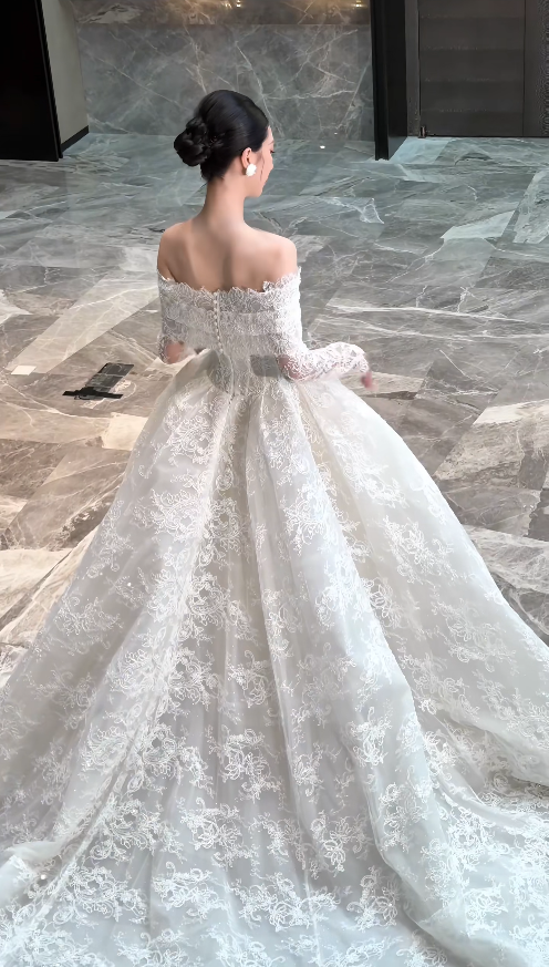 Robe de mariée blanche intemporelle de coupe trapèze en dentelle perlée ED12176
