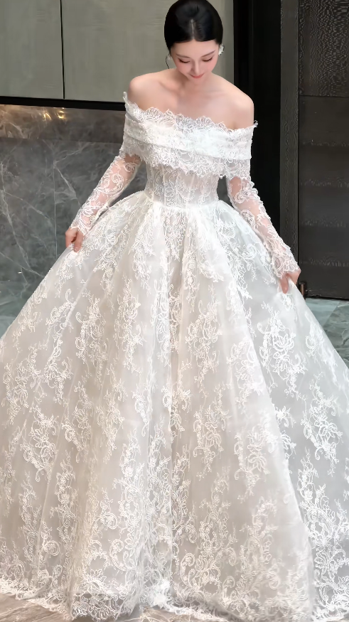 Robe de mariée blanche intemporelle de coupe trapèze en dentelle perlée ED12176