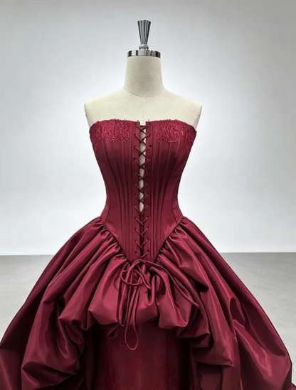 Schönes burgunderrotes, trägerloses, bodenlanges A-Linien-Abendkleid aus Satin ED12198
