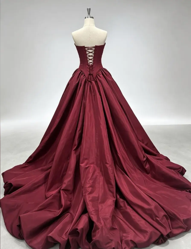 Schönes burgunderrotes, trägerloses, bodenlanges A-Linien-Abendkleid aus Satin ED12198