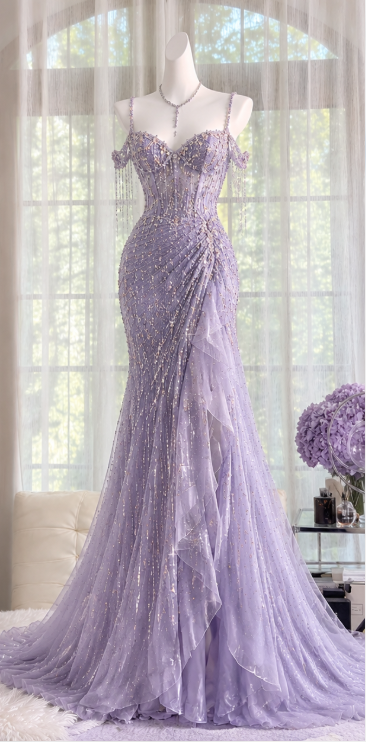 Hübsches helllila, figurbetontes, langes Abendkleid aus Chiffon mit Perlenbesatz ED12202