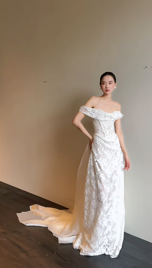 Élégante robe de mariée longue fourreau en dentelle blanche ED12228