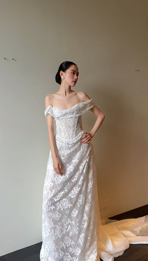 Élégante robe de mariée longue fourreau en dentelle blanche ED12228