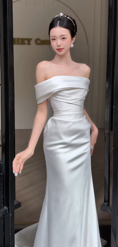 Élégante robe de mariée longue fourreau en satin blanc ED12229