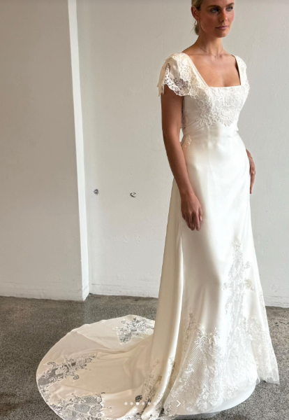 Elegantes langes Brautkleid aus Satin in Etui-Passform, weißes Hochzeitskleid ED12231