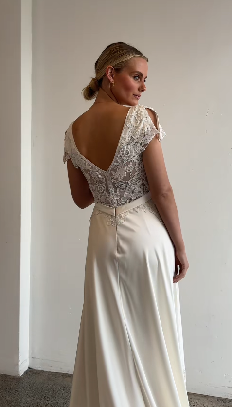 Elegantes langes Brautkleid aus Satin in Etui-Passform, weißes Hochzeitskleid ED12231