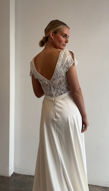 Elegantes langes Brautkleid aus Satin in Etui-Passform, weißes Hochzeitskleid ED12231