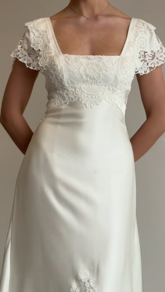 Elegantes langes Brautkleid aus Satin in Etui-Passform, weißes Hochzeitskleid ED12231