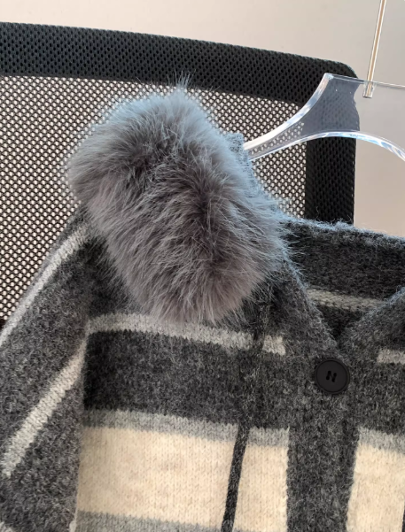 Hooded Gray Sweater with Color Block Stripes EP01463