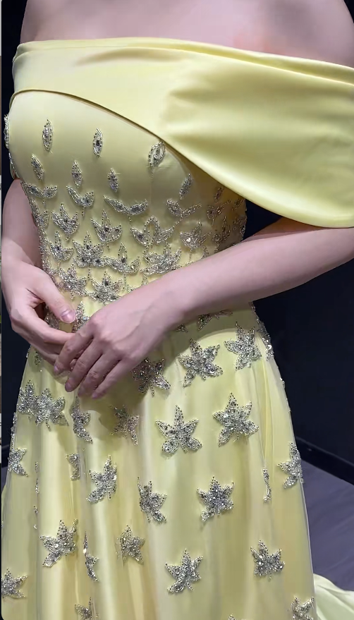 Gorgeous Yellow Long Prom Dresses Off-shoulder A-Line Evening Dresses Beaded Satin Sleeveless Wedding Guest Dresses EP06070