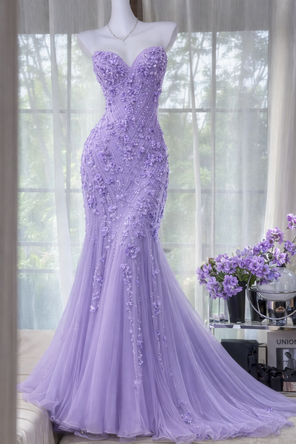 Elegantes lilafarbenes Tüll-Abendkleid mit Perlenbesatz und Meerjungfrauen-Ausschnitt, EP07258