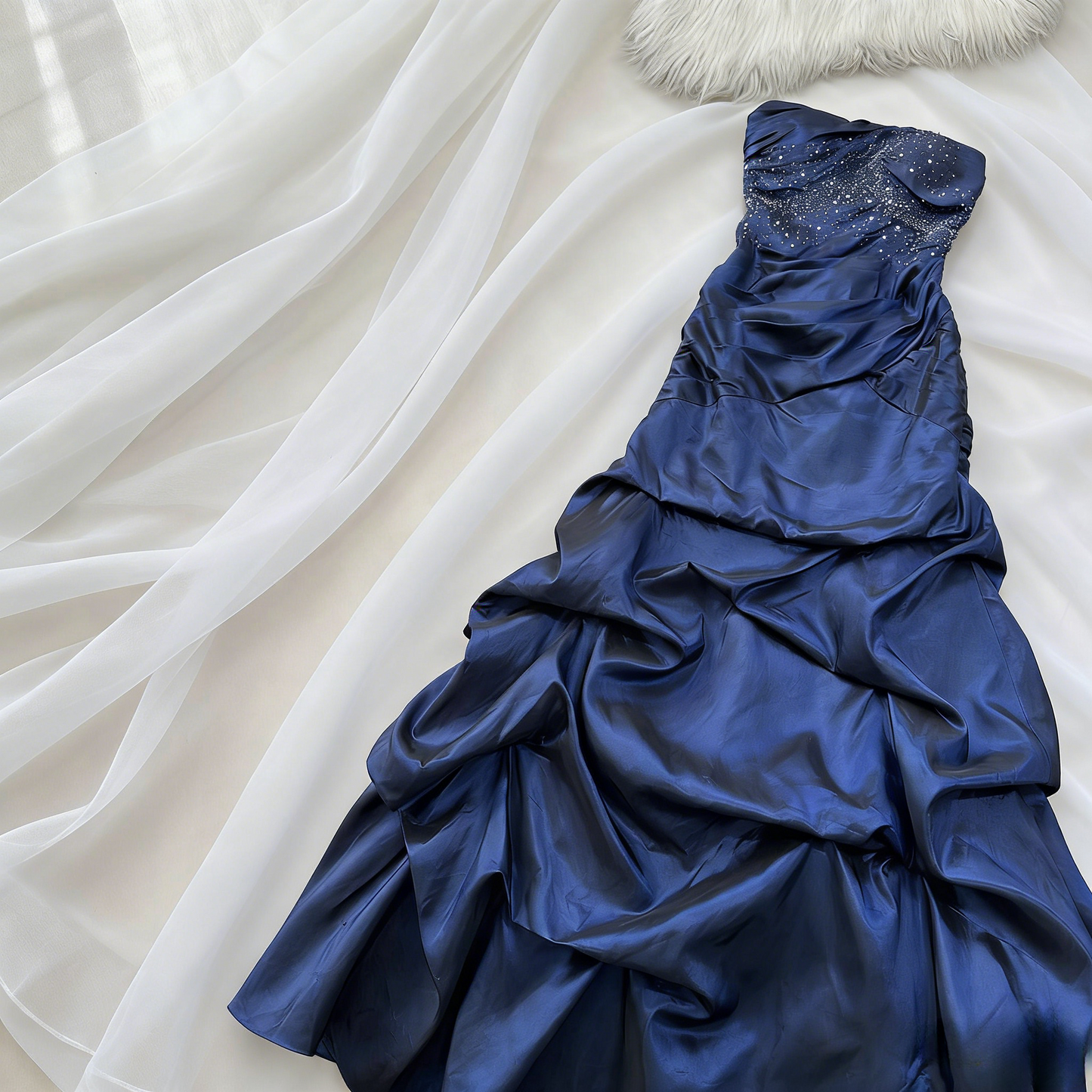 Robe de bal longue bleu marine élégante en satin, coupe trapèze, sans bretelles EP07304