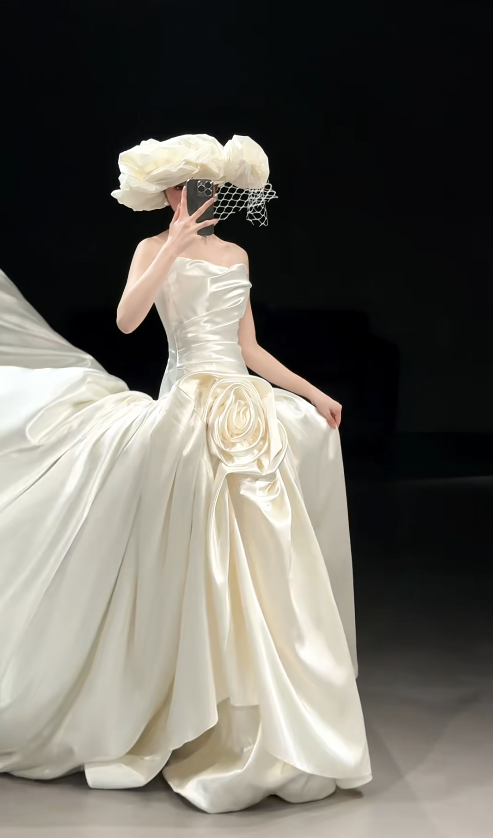 Robe de mariée blanche élégante, longue en satin sans bretelles, fourreau, sans manches, EP07391