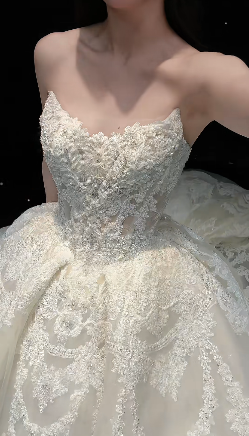 Elegant White Wedding Dress Long Lace Appliques Strapless Bridal Dress A-Line Sleeveless Bridal Gown EP07392