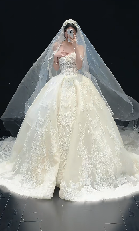 Elegant White Wedding Dress Long Lace Appliques Strapless Bridal Dress A-Line Sleeveless Bridal Gown EP07392