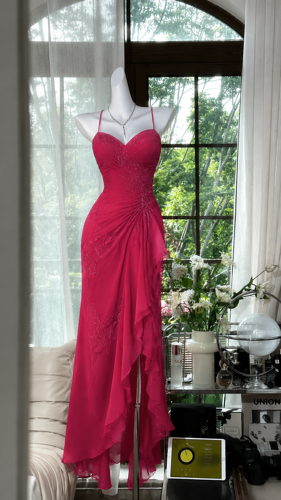 Elegantes, heißrosafarbenes Abendkleid mit Spaghettiträgern, Etui-Form, Perlen und Chiffon, Ballkleid EP08712