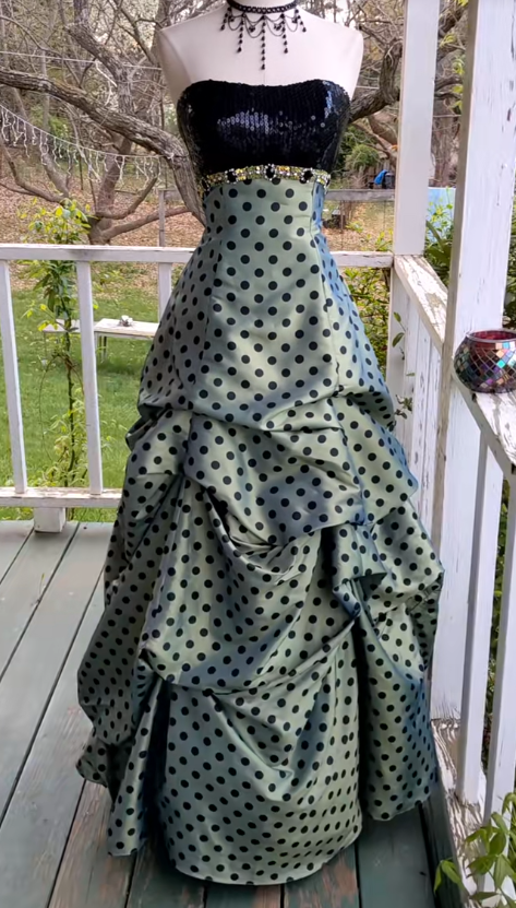 Gorgeous A-Line Green Quinceanera Dress Strapless Satin Polka Dot Sleeveless Sweet 16 Dress EQ07105