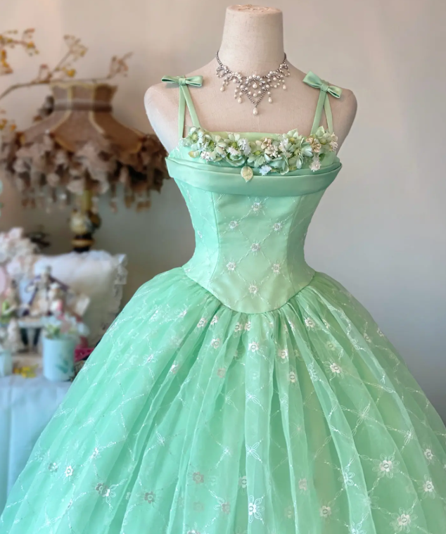 Wunderschönes grünes Ballkleid, trägerlos, Quinceanera-Kleid, Tüll-Applikationen, ärmellos, Sweet 16 Kleid EQ07107