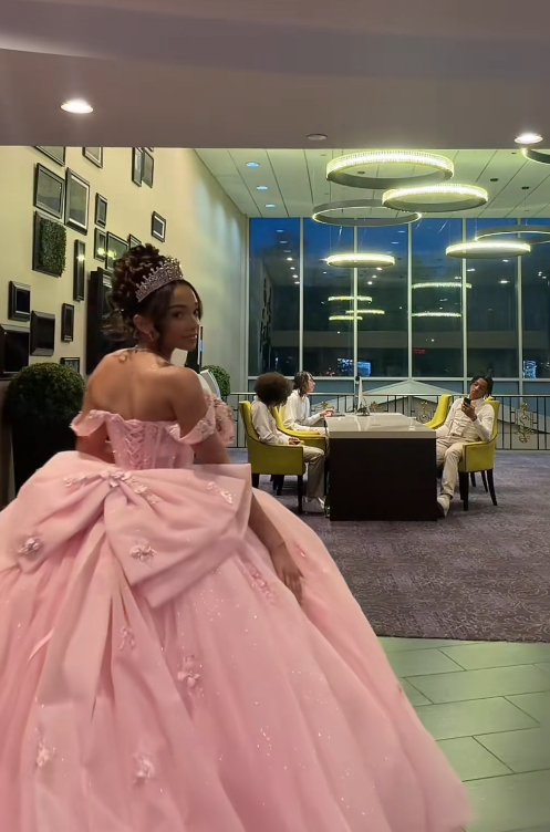 Pink Sweet 16 Dress Gorgeous Off-shoulder Ball Gown Tulle Long Prom Dress Appliques Quinceanera Dress EQ07115