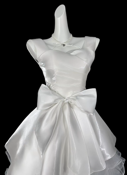 Robe de cocktail trapèze en satin à fines bretelles, idéale pour un bal de fin d'année ou un anniversaire, modèle ES07139