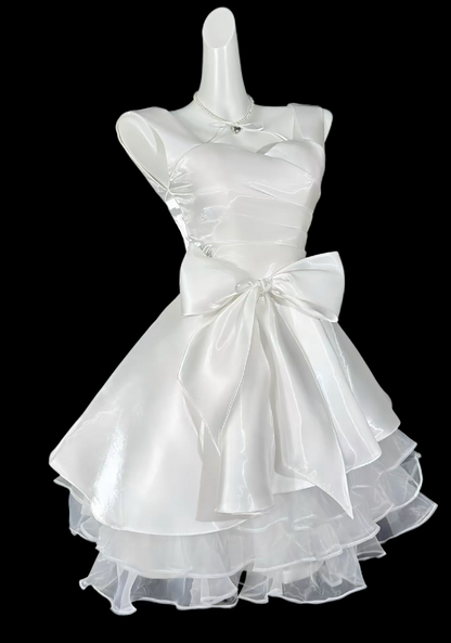 Robe de cocktail trapèze en satin à fines bretelles, idéale pour un bal de fin d'année ou un anniversaire, modèle ES07139