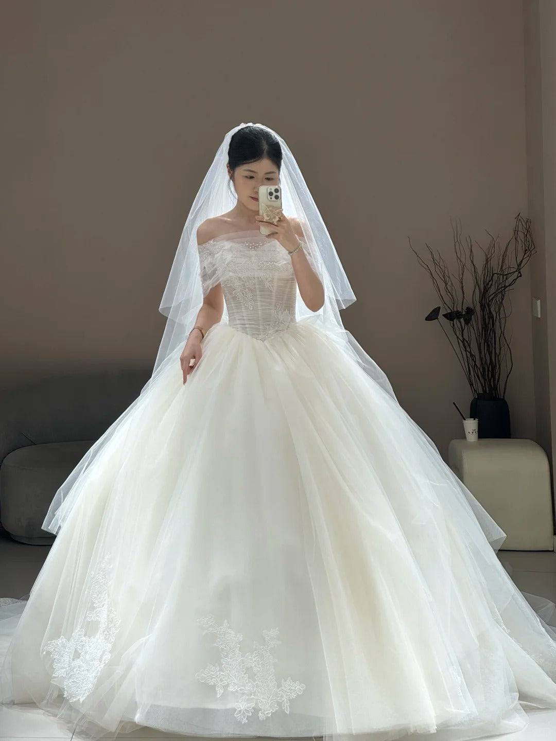 Elegant Off-the-shoulder Wedding Dresses Ball Gown Tulle Bridal Gowns Ivory Bridal Dresses EW0104