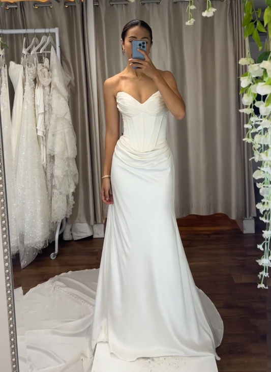 Simple Sweetheart Neck Sheath Wedding Dresses Satin Bridal Gowns White Sleeveless Bridal Dresses EW0107
