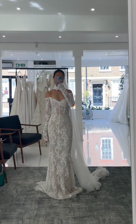 Simple Off-the-shoulder Ball Gown Tulle Wedding Dresses Applique Bridal Gowns White Long-sleeved Bridal Dresses EW0109