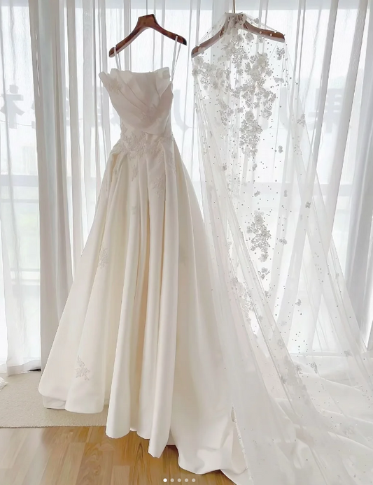 Simple Strapless Ball Gown Satin Wedding Dresses Applique Bridal Gowns Ivory Sleeveless Bridal Dresses EW0110
