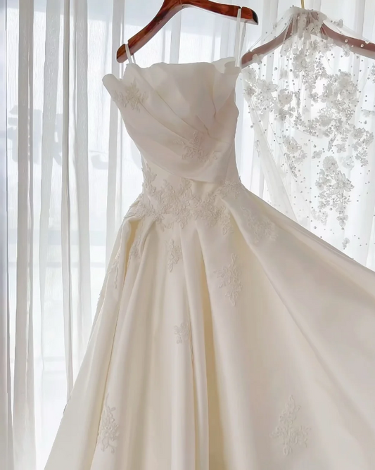 Simple Strapless Ball Gown Satin Wedding Dresses Applique Bridal Gowns Ivory Sleeveless Bridal Dresses EW0110