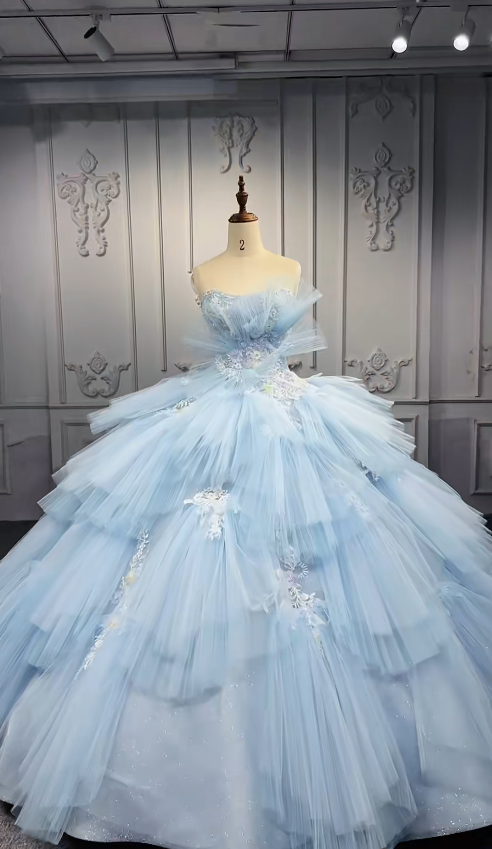 Gorgeous Strapless Ball Gown Tiered Tulle Long Prom Dresses Applique Light Blue Quinceanera Dresses Sleeveless Sweet 16 Dress EW0112
