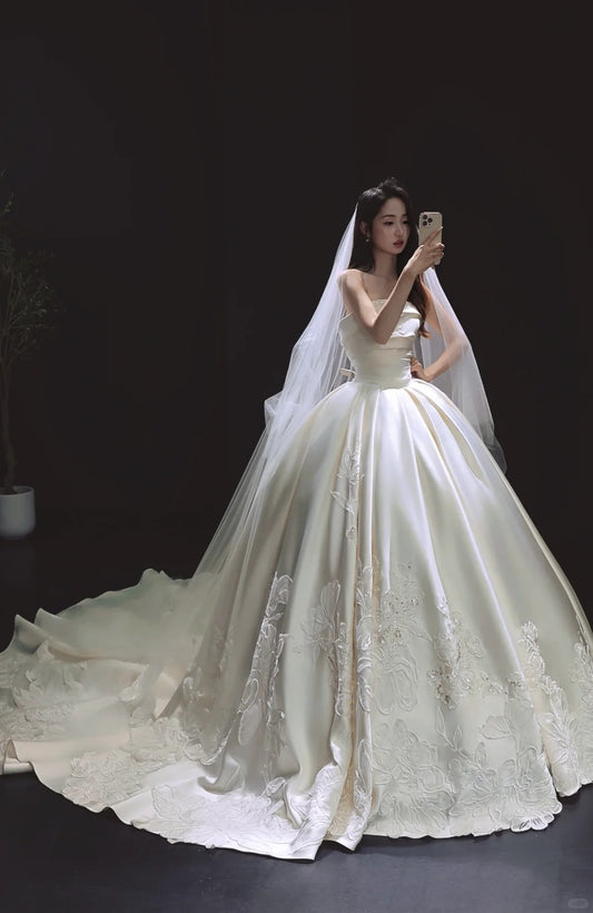 Modest White Ball Gown Strapless Satin Wedding Dress Applique Bridal Gown with Veil EW015