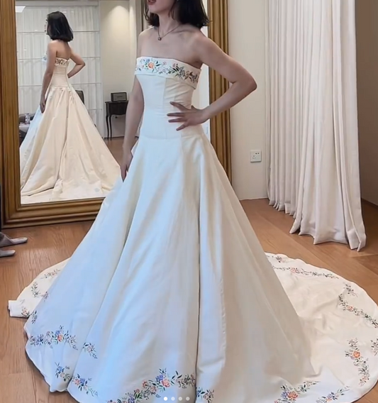 Elegant Strapless Sheath Satin Embroidery Luxury Wedding Dresses, Sleeveless White Bridal Gowns EW035