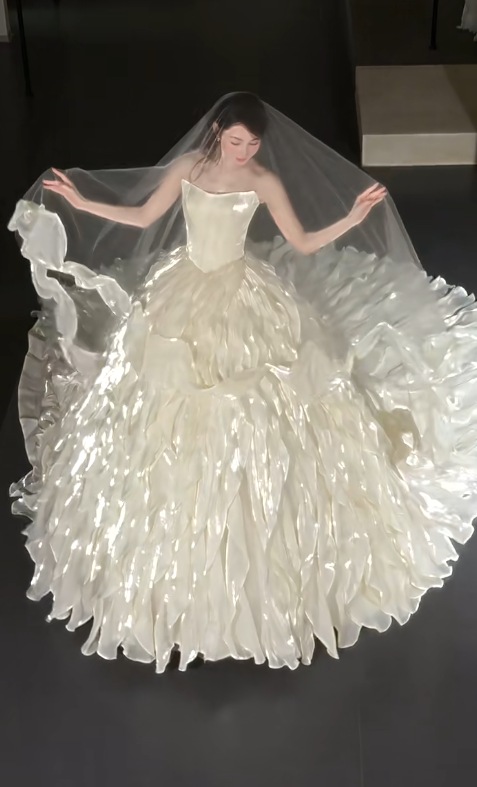 Elegant Strapless Ball Gown Tiered Tulle Luxury Wedding Dresses, Sleeveless Bridal Gowns EW036