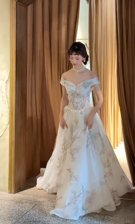 Elegant Off-the-shoulder Ball Gown with Tulle Appliques Luxury Wedding Dresses, Backless White Bridal Gowns EW037