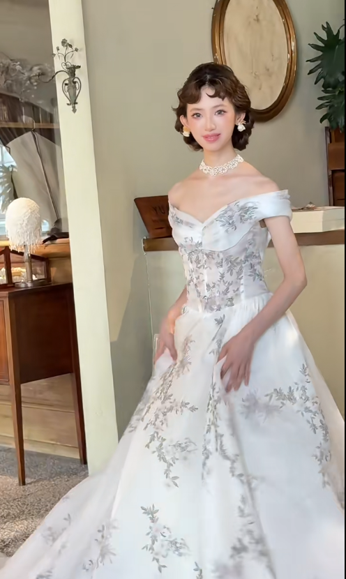 Elegant Off-the-shoulder Ball Gown with Tulle Appliques Luxury Wedding Dresses, Backless White Bridal Gowns EW037
