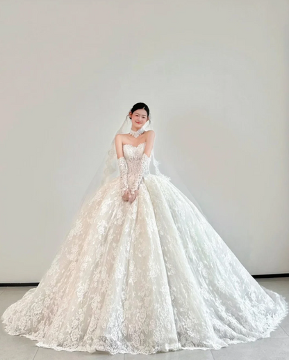 Robe de mariée intemporelle en dentelle coupe trapèze avec col en V, sans manches, EW04759