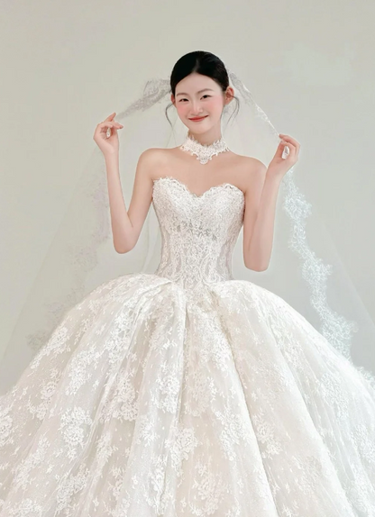 Robe de mariée intemporelle en dentelle coupe trapèze avec col en V, sans manches, EW04759