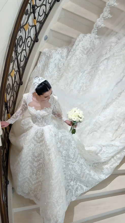 Robe de mariée intemporelle coupe trapèze avec appliques en dentelle EW04762