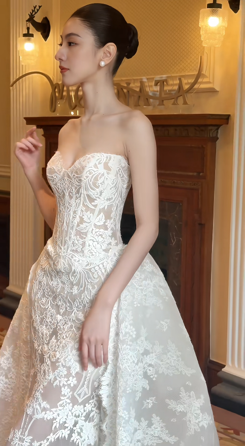 Robe de mariée fourreau intemporelle avec appliques de dentelle EW04763