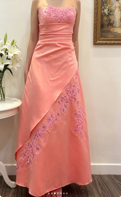 Elegantes, figurbetontes langes Abendkleid aus Satin mit Spaghettiträgern und Perlen in Koralle, Ballkleid EW04828
