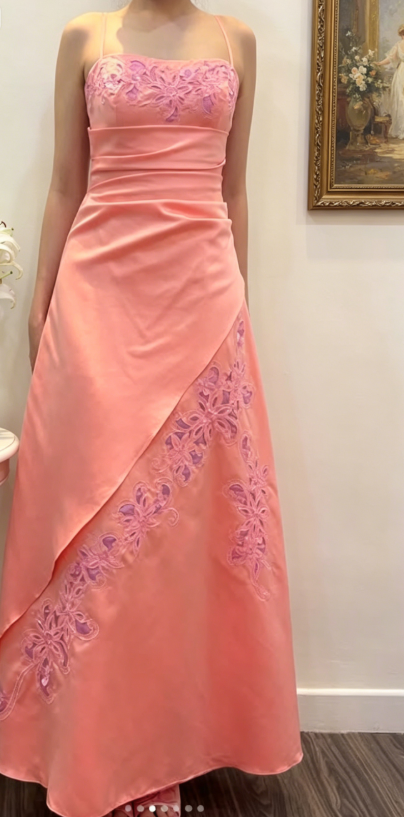 Elegantes, figurbetontes langes Abendkleid aus Satin mit Spaghettiträgern und Perlen in Koralle, Ballkleid EW04828
